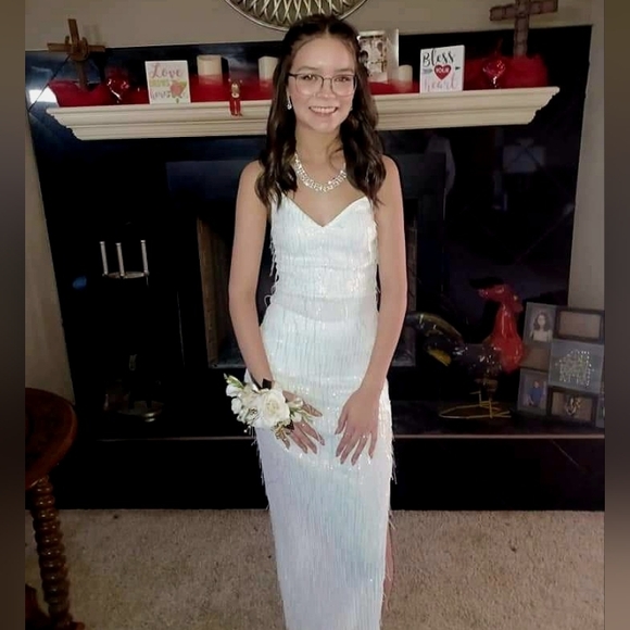 Elegant White Sleeveless Dress - Picture 1 of 2